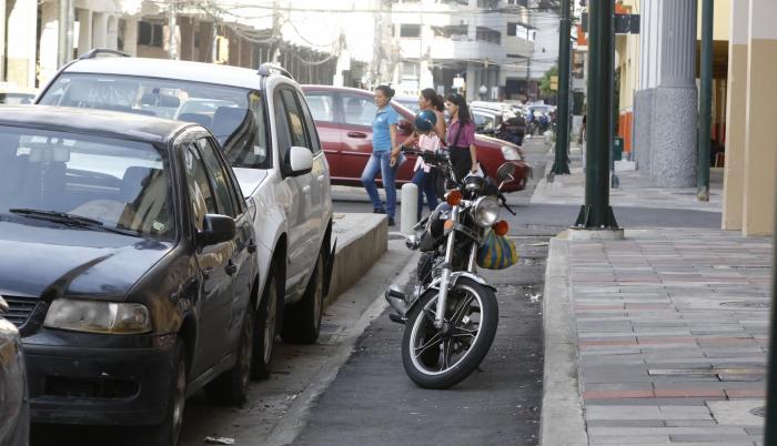 La obra aún no se la entrega. Se ejecutan trabajos relacionados con las conexiones subterráneas, pero el mal uso de la ciclorruta ya se hace evidente.