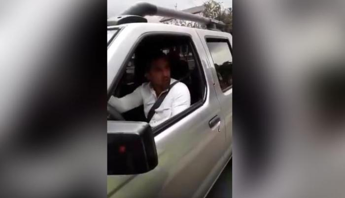 El momento en que el conductor se niega a colaborar con las autoridades de tránsito quedó registrado en video. (Captura)