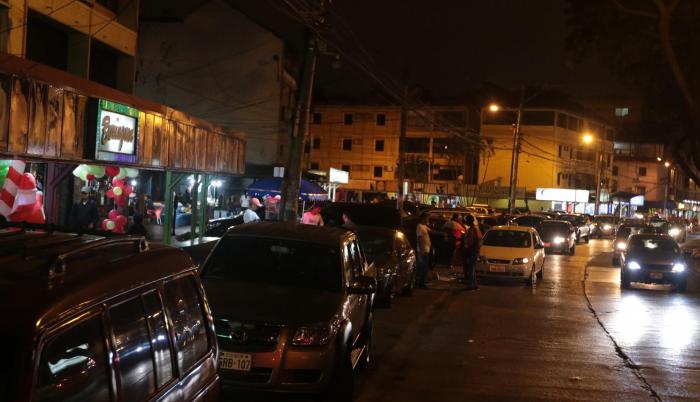 Avenida. A la medianoche de un viernes en la calle Rodolfo Baquerizo de la Alborada no hay parqueos libres.