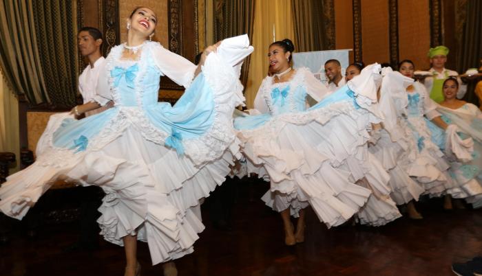 Presentación. La agenda convocó a representantes de escuelas de baile y danza que estarán en los desfiles.