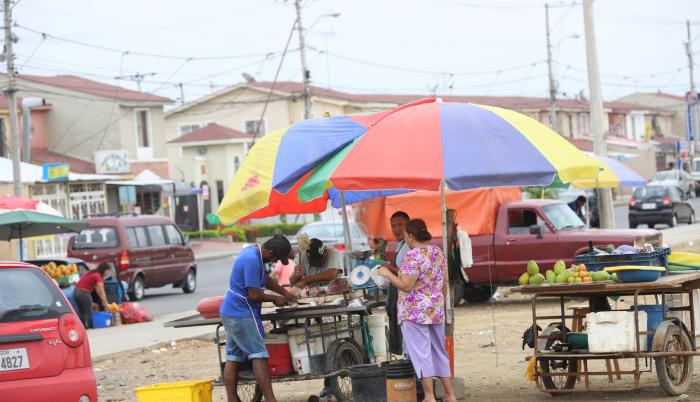 Comercio. Los vendedores llegan desde muy temprano a la calle Costanera para comercializar sus productos.