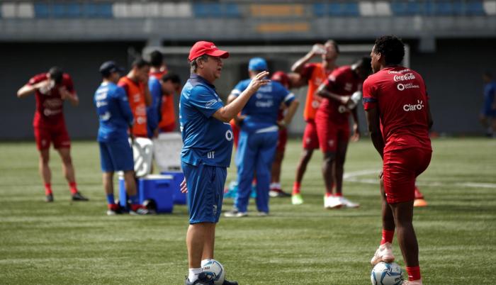 El director técnico de la selección de fútbol de Ecuador, Hernán Darío Gómez (c), en uno de los entrenamientos de la Selección Nacional.