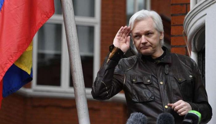 El domingo, el portal WikiLeaks anunció en su cuenta de Twitter que Ecuador supuestamente le había devuelto internet a Assange.
