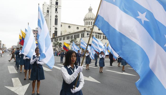 Gallardía. Estudiantes de Guayaquil participaron portaron las banderas celeste y blanco.