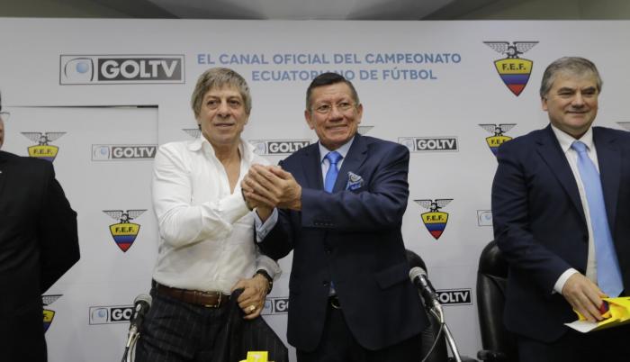 El 22 de junio del año anterior, Paco Casal (i), presidente y propietario de GolTV, y Carlos Villacís, titular de la FEF, firmaron el acuerdo para que la empresa uruguaya transmita los partidos del campeonato nacional.