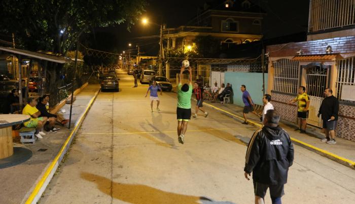 Ausencia. Los vecinos de la ciudadela 9 de Octubre improvisan una cancha de voleibol en una de sus calles.