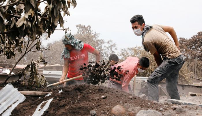 La erupción del domingo provocó ha dejado un centenar de muertos, casi 200 desparecidos y unos 12.000 evacuados.