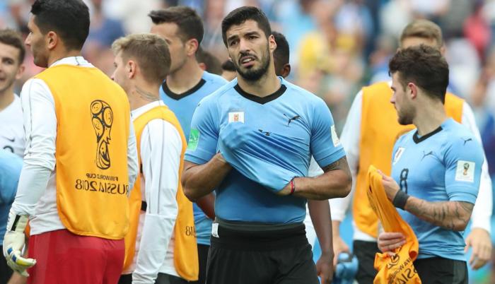 En trincheras charrúas, Luis Suárez deambuló sin ideas, quizás extrañando los pases de Edinson Cavani, que con su lesión en el gemelo izquierdo quedó fuera del partido.