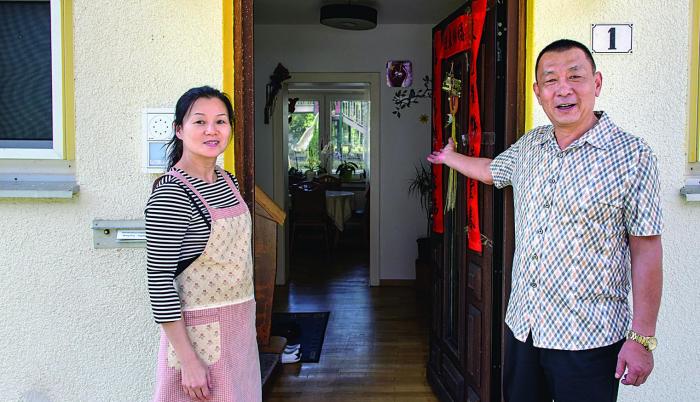 Emprendedores. Zhang y su esposa Yang frente a su casa en el llamado complejo residencial Oak Garden.