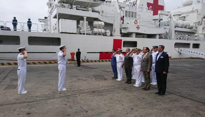 En la ceremonia de bienvenida al navío estuvieron miembros de la Armada del Ecuador, el ministro de Defensa Oswaldo Jarrín.