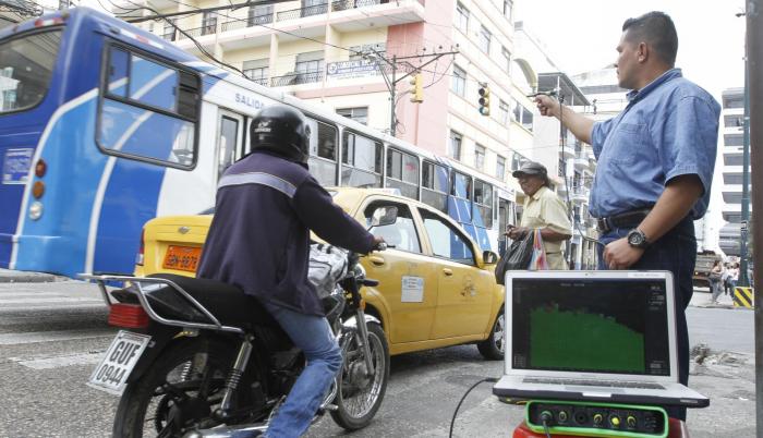 Medición. El sonómetro marca más de 80 dB en el centro de la ciudad.
