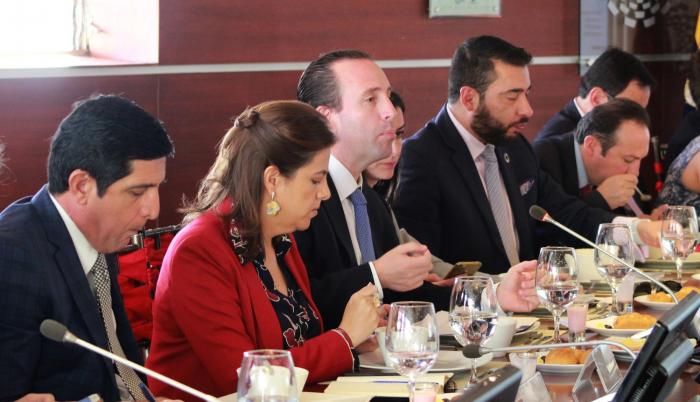 Encuentro. La ministra del Interior y encargada de la Secretaría de la Política, María Paula Romo, se reunió con empresarios, ayer, en Quito.