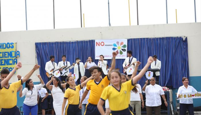 Participación. Mientras los estudiantes del Aguirre Abad interpretan su melodía antiviolencia, sus compañeros, maestros y padres de familia elaboran una coreografía.