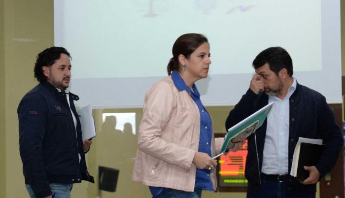 Rueda de prensa con el ministro de Justicia, Paúl Granja (i), secretario de Comunicación, Andrés Michelena (c); y la ministra del Interior, María Paula Romo (d).