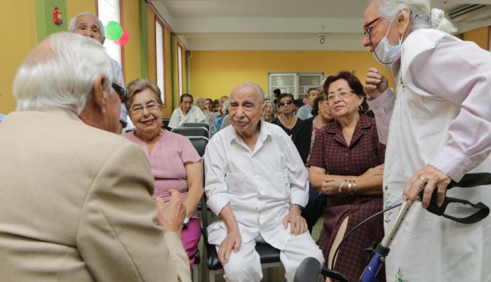 Conversación. Luego de la charla, algunos asistentes rodearon a Isidro Soriano (centro) para hablar con él.