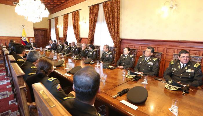 El presidente Lenín Moreno (cumplió años) se reunió ayer con la plana mayor de la Policía en Quito, que le informó sobre la seguridad interna en el país. En el encuentro en el palacio de Gobierno estuvieron los ministros de Defensa, Patricio Zambrano, y d