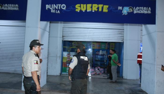 El local comercial tuvo que ser resguardado por los uniformados para investigaciones.