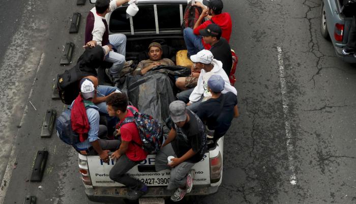 Migrantes hondureños se transportan en camionetas, con la ayuda de ciudadanos guatemaltecos, hacia el departamento de Escuintla para acercarse a la frontera con México.