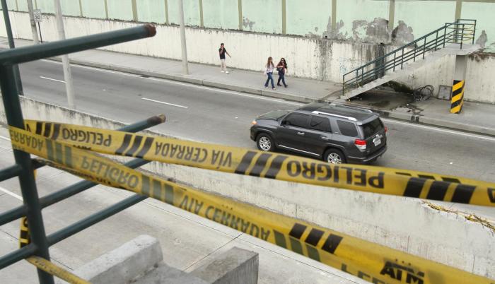 Inconveniente. Las cintas de seguridad advierten del peligro por la afectación del paso peatonal elevado.