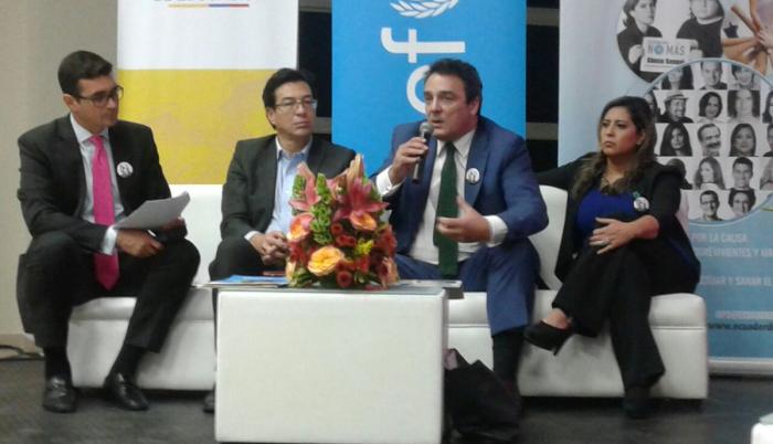 Joaquín González, representante de Unicef Ecuador (derecha) junto a Fander Falconí (Izquierda) presentan la campaña Súper Padres.