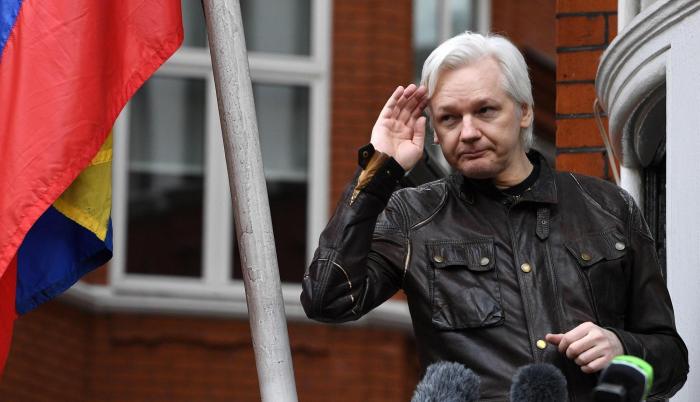 Referencial. Assange en una de sus apariciones públicas en el balcón de la Embajada.
