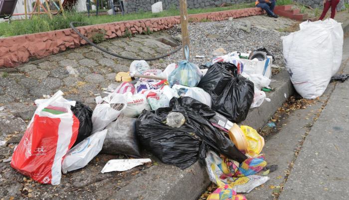 La basura a la orden del día. Los desechos son abandonados a cualquier hora, irrespetando los horarios de recolección y la ordenanza de desalojo de residuos.