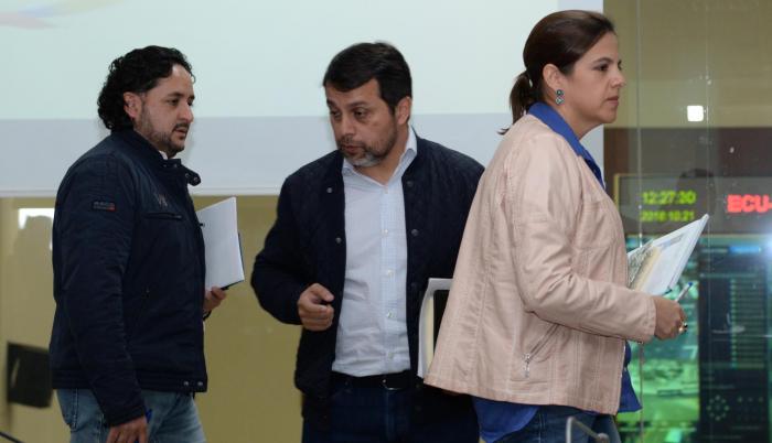 Gobierno. Andrés Michelena, Paúl Granda y María Paula Romo tuvieron un retraso en su diálogo con los medios.