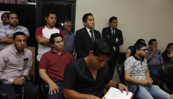 Jornada. Simpatizantes del rector lo esperaban en el Consejo Universitario, pero Galo Salcedo no llegó.