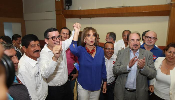 De la Gobernación a las elecciones. Juana Vallejo regresa a una lid electoral de la mano del movimiento Democracia Sí para intentar llegar a la prefectura del Guayas. La exgobernadora es la quinta mujer que correrá por ese cargo de 18 candidatos inscritos