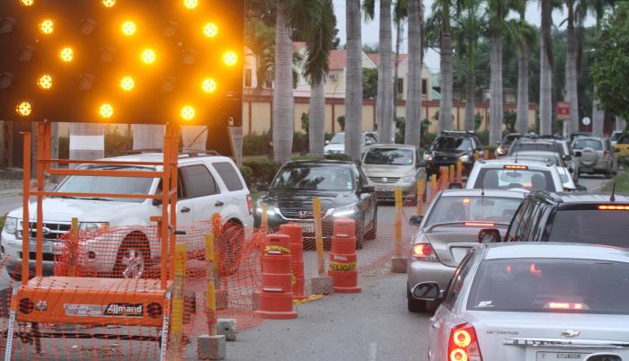 Desde que iniciaron los trabajos de ampliación, todos los días de 06:00 a 08:00 y de 18:00 a 20:00 la entrada a Ciudad Celeste se congestiona, pese a que hay al menos 10 agentes de tránsito que intentan controlar el problema.