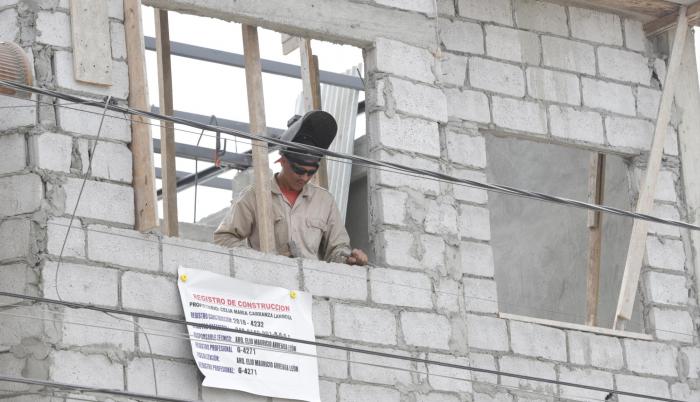 El control de las construcciones se hace a través de los fedatarios, luego de que el Municipio notara las secuelas estructurales que dejó el terremoto de 7,8 que sacudió a Ecuador en 2016. Un profesional visita la obra y verifica que esté construyéndose d