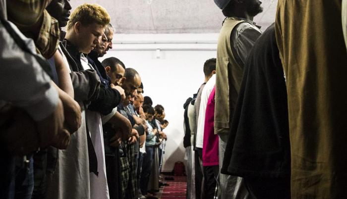 Credos. Musulmanes en oración en una mezquita en París.