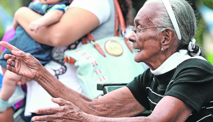 Hecho. Algunos alumnos llegaron al acto acompañados de sus abuelos.
