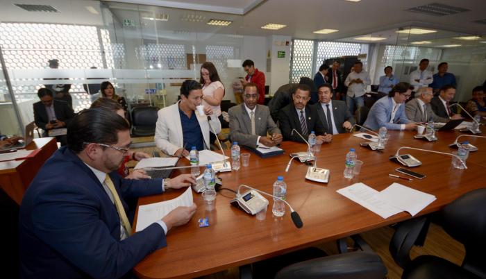 Sesión. Juan Carlos Yar, presidente de la Comisión Ocasional, lee las observaciones a la Ley de Seguridad. El informe se tratará en septiembre.