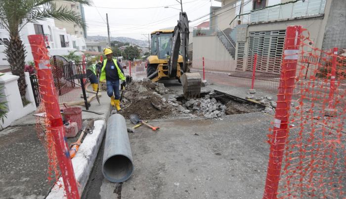 Trabajos. Personal de Interagua acudió después de tres semanas a solucionar el problema a Las Cumbres.