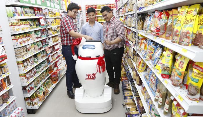Los tres ingenieros que crearon a Lucía, la robot que mantiene ordenadas las perchas del supermercado, trabajan en otro que atienda y hable con los clientes.