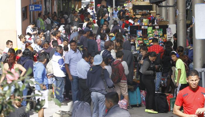 Turistas en la terminal de Carcelén. Diciembre de 2016.