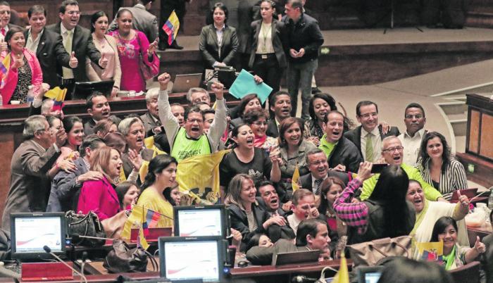 Luego de aprobar las enmiendas propuestas por el expresidente Rafael Correa, los legisladores de Alianza PAIS, entre los que se cuentan ministros de la actual administración, celebraron en el pleno. Casi tres años después, la Corte Constitucional echó aba