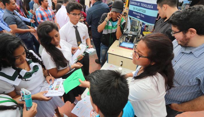 Jornada. Cientos de colegiales acudieron a la feria de oferta académica de educación superior.