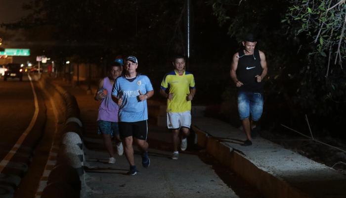 Riesgo. Según moradores, a partir de las 20:00 no se pueden realizar caminatas y actividades deportivas por temor a ser asaltados en esta vía.