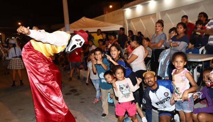 Durante el desfile, que inició en las calles Víctor Hugo Briones y Capitán Nájera, los vecinos jugaron y se fotografiaron con los zanqueros que participaron del evento.