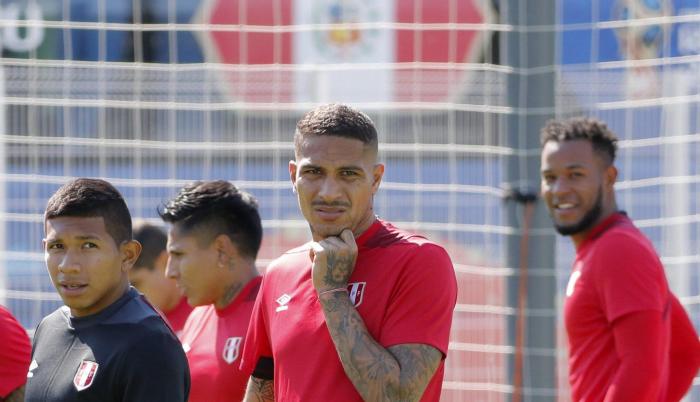 Edison Flores, Raúl Ruidíaz, Paolo Guerrero y Carlos Caceda durante el entrenamiento en el estadio Ermak, de Ekaterimburgo,