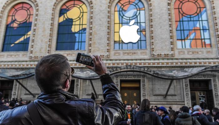 Los estudiantes habrian sido forzados a trabajar durante la noche en una de las fábricas de Apple Watch. La empresa estadounidense abrió una investigación.