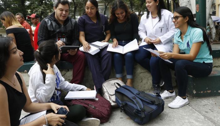Variedad. En este grupo de estudiantes de la Universidad de Guayaquil, hay nacionales y extranjeros.