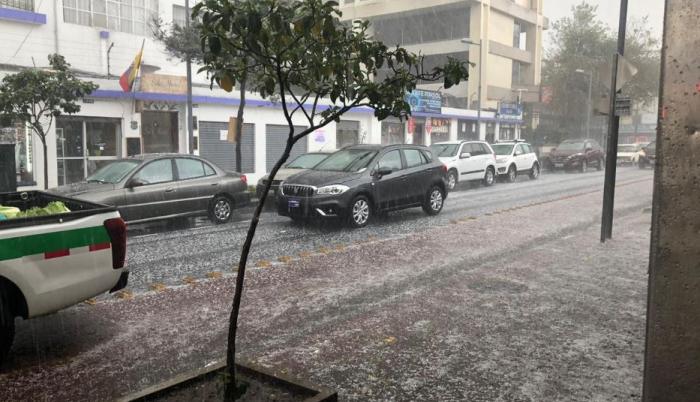 Es la segunda granizada que se registra en la capital este mes.