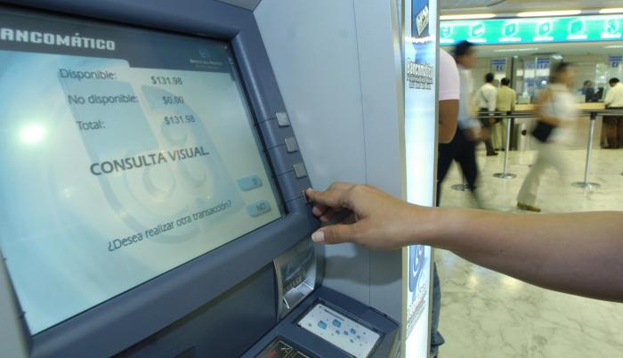 Referencial. Los bancos están autorizados a cobrarle por servicios financieros. Existen 65 servicios, como el retiro de dinero del cajero automático, transacciones o giros en el exterior.