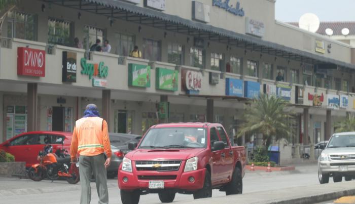 Expansión. Tres ‘cuidacarros’ se han instalado en el exterior del centro comercial Blue Coast, en vía a la costa.