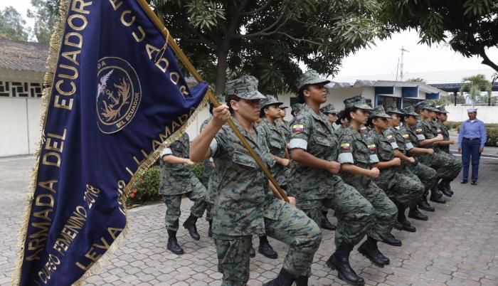 Instrucción. En el cuartel las jóvenes aprenden aspectos básicos de la vida militar como marchar, mantener posturas, saludar, responder.
