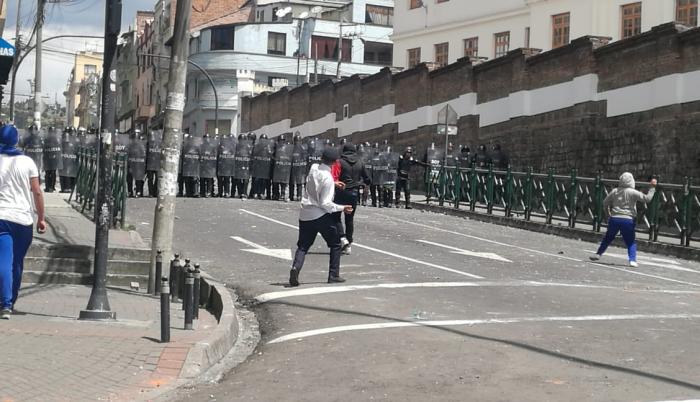 Los jóvenes se enfrentaron a los agentes policiales.