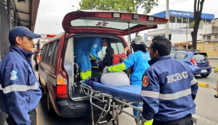 Paramédicos del Cuerpo de Bomberos de Guayaquil atendieron a las personas afectadas en la avenida 25 de Julio.